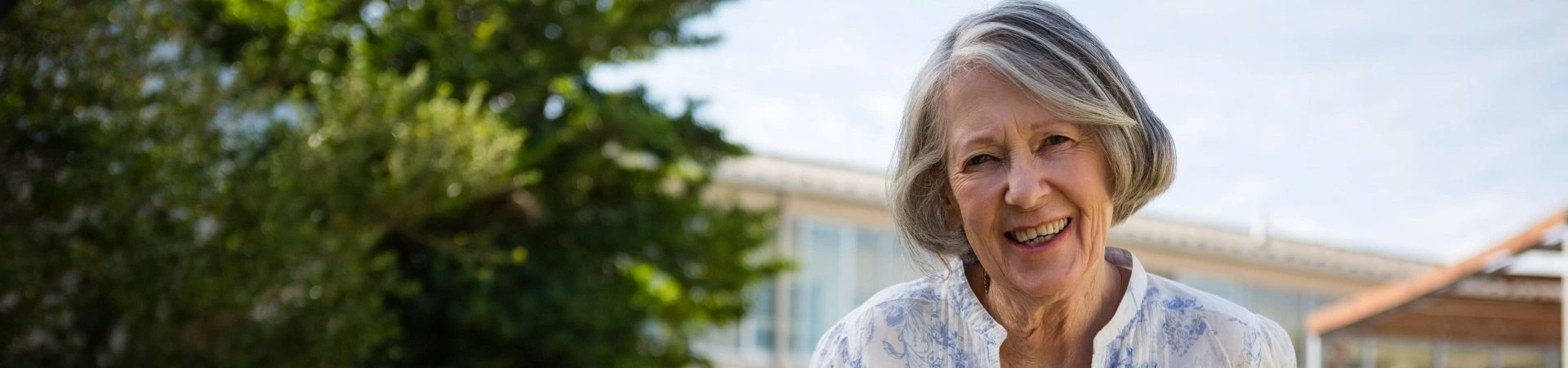 Angehörige und Pflegekraft im Gespräch